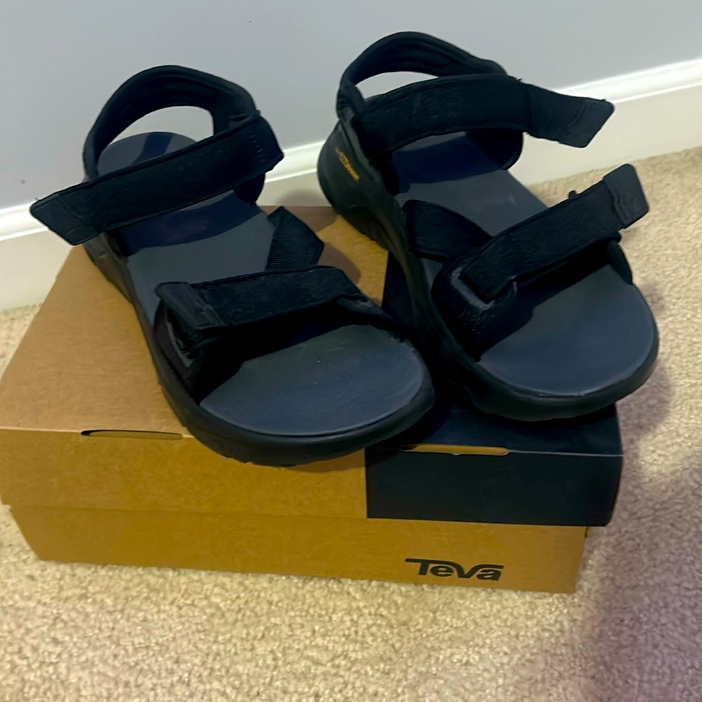 Like new… Men’s Teva sandals